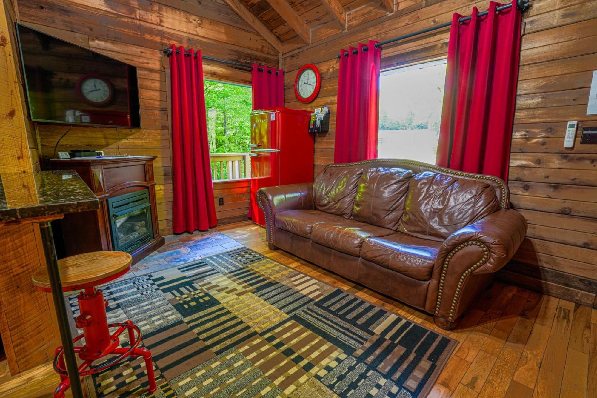 The Big Little Cabin - Hot Tub & Playground Dahlonega Eksteriør bilde